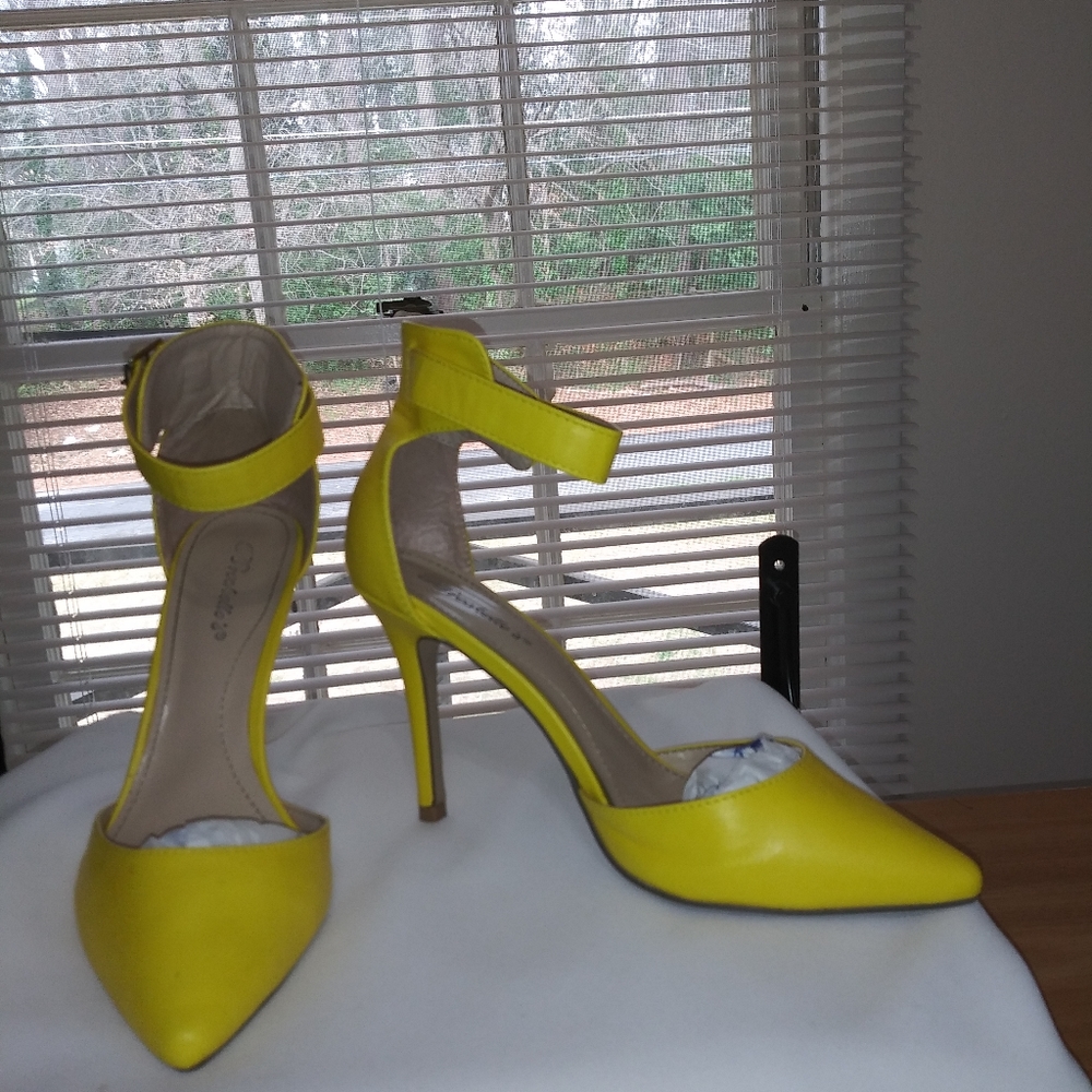 Spring yellow pumps